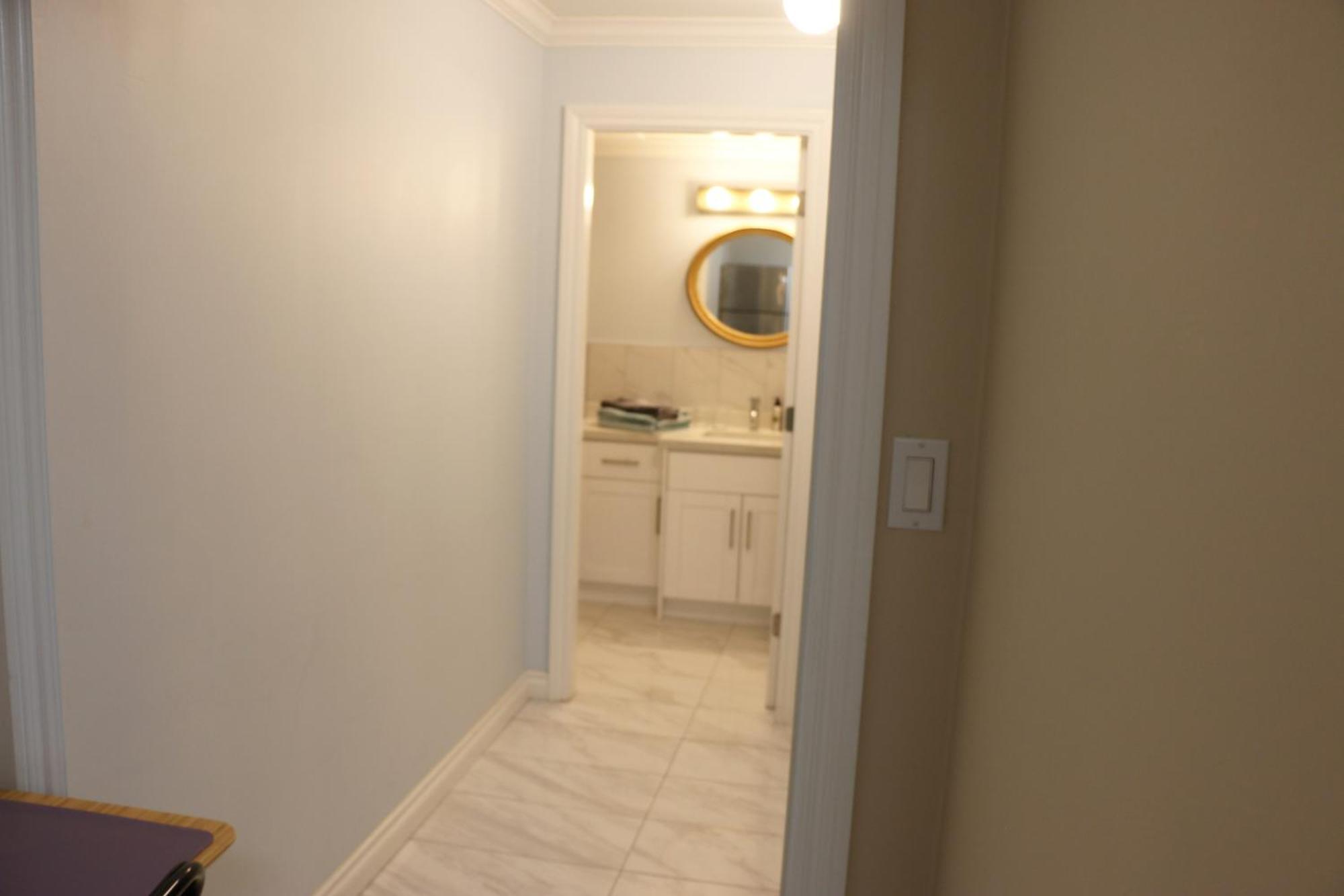 Private Suite With Private Entrance King Bed Richmond Bagian luar foto