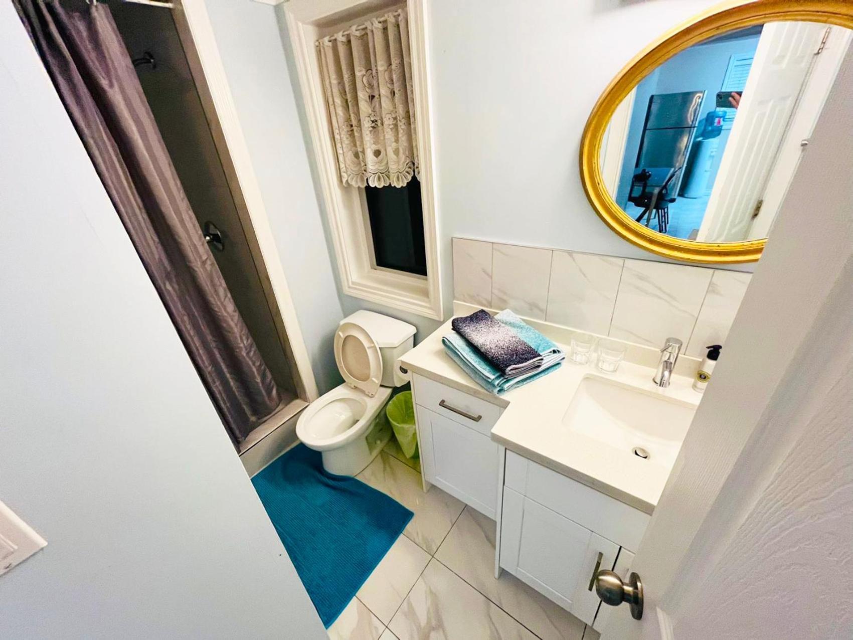 Private Suite With Private Entrance King Bed Richmond Bagian luar foto